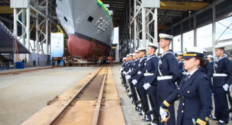 Brasil apresenta novo navio de guerra com a presença de Lula