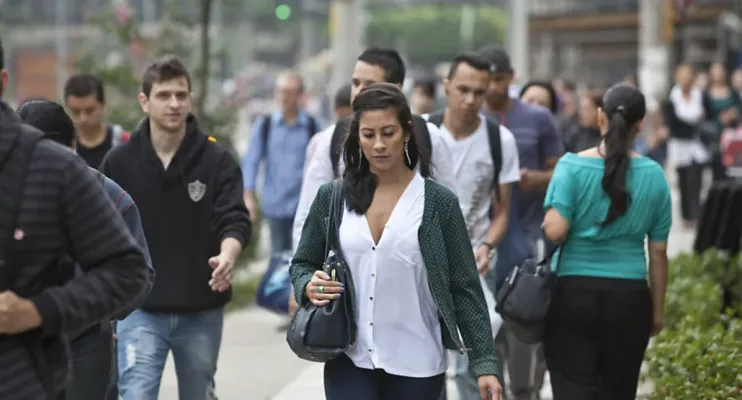 Brasil cria 137 mil vagas formais em janeiro e supera expectativas do mercado