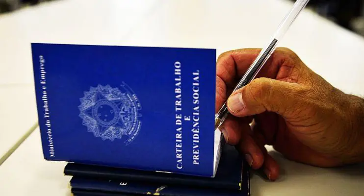 Brasil criou 196,9 mil empregos com carteira assinada em abril
