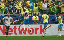 Brasil dá susto, mas vira contra o Japão no fim e avança na Copa