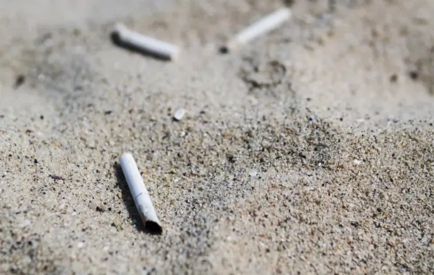 Brasil ocupa 4º lugar mundial em poluição por bitucas em praias