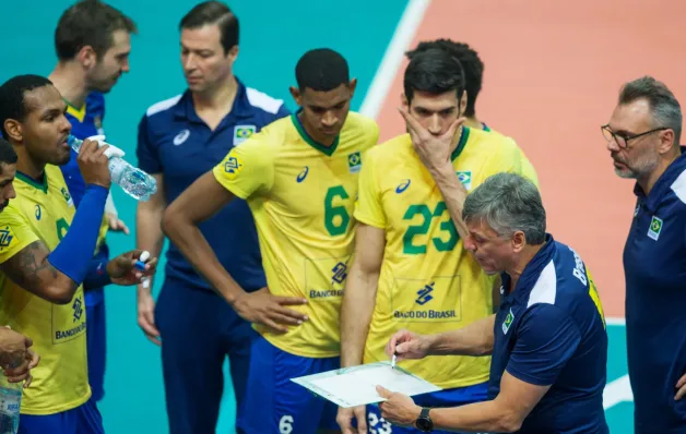 Brasil vira e vence República Tcheca no vôlei masculino