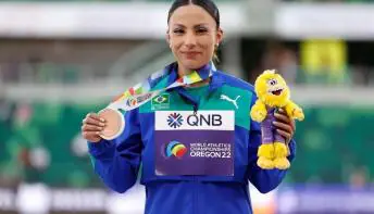 Brasileira Letícia Oro Melo é bronze no salto em distância no Mundial de atletismo