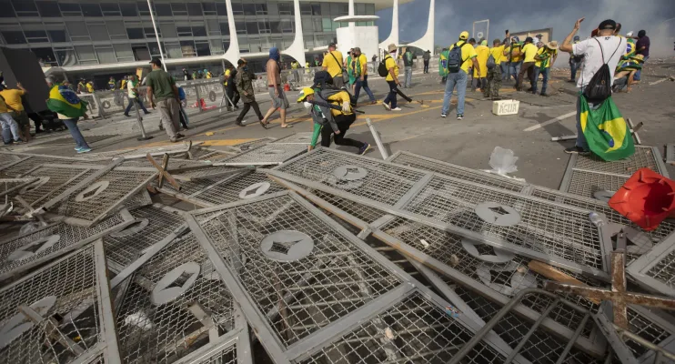 Brasileiros são contra pedido de anistiar de Bolsonaro; aponta Datafolha com pesquisa