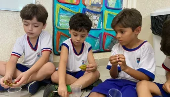 Brincando e aprendendo: crianças se divertem em projeto com atividades lúdicas