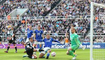 Bruno Guimarães faz dois e Newcastle vence Leicester de virada no Inglês