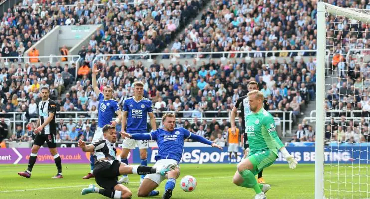 Bruno Guimarães faz dois e Newcastle vence Leicester de virada no Inglês