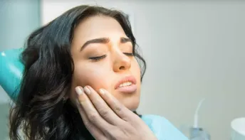 Bruxismo afeta 40% dos brasileiros e pode causar dores e danos aos dentes