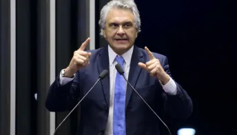 Caiado acusa Flávio Bolsonaro de conspirar contra a economia do Brasil