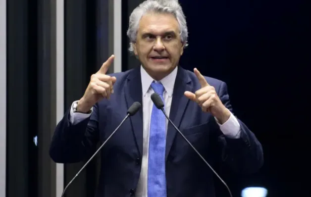 Caiado acusa Flávio Bolsonaro de conspirar contra a economia do Brasil