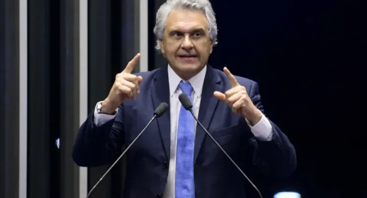 Caiado acusa Flávio Bolsonaro de conspirar contra a economia do Brasil