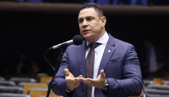 Câmara aprova projeto com participação de Da Vitória que garante atendimento prioritário a pais atípicos no SUS