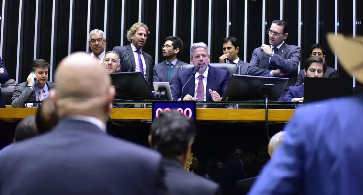 Câmara aprova projeto que regulamenta bets e retoma autorização para cassinos online