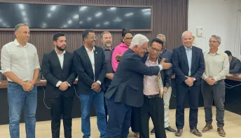 Câmara de Teixeira de Freitas homenageia Luciano Lima Santos por mais de duas décadas de contribuição ao desenvolvimento regional