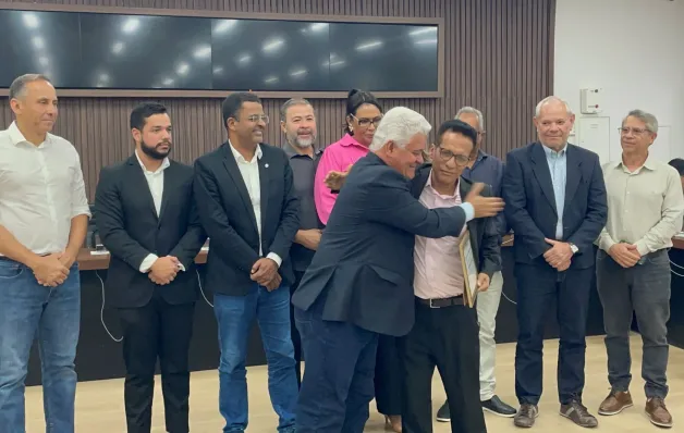 Câmara de Teixeira de Freitas homenageia Luciano Lima Santos por mais de duas décadas de contribuição ao desenvolvimento regional