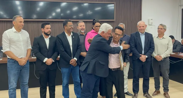 Câmara de Teixeira de Freitas homenageia Luciano Lima Santos por mais de duas décadas de contribuição ao desenvolvimento regional
