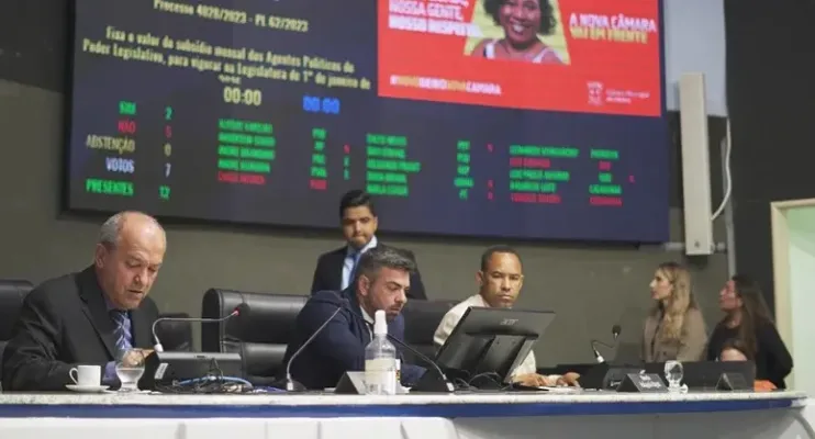 Câmara de Vitória derruba veto de prefeito e mantém aumento de 97% no salário de vereadores