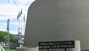 Câmara Municipal de Vitória encerra sessão após convidado entrar com arma no plenário