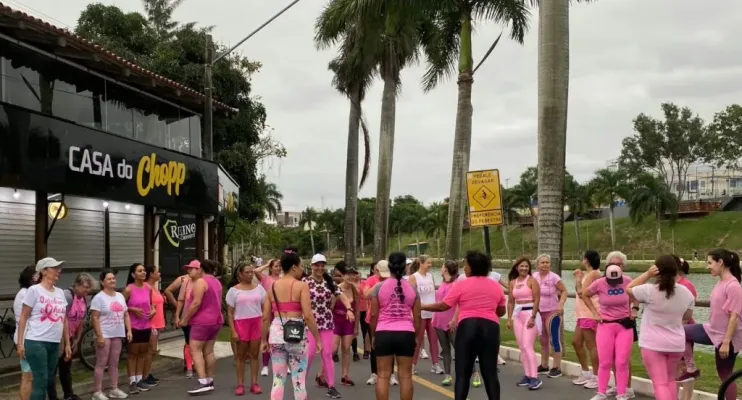 Caminhada Outubro Rosa reúne mulheres na Linha Verde neste domingo (18), em Linhares