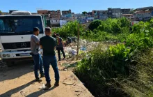 Caminhão é apreendido após flagrante de crime ambiental na Serra