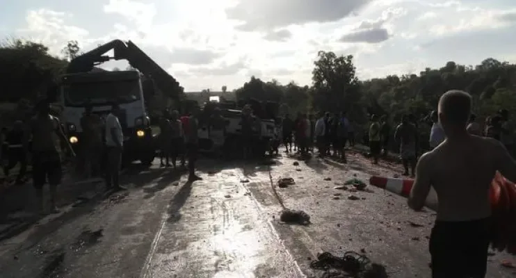 Caminhão tomba, deixa 3 feridos e interdita BR 101 em Pedro Canário