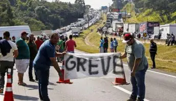 Caminhoneiros dizem que governo não resolve problema do diesel e falam em greve