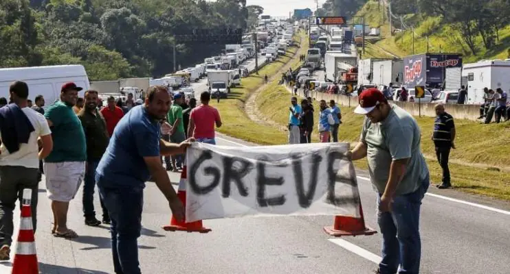 Caminhoneiros dizem que governo não resolve problema do diesel e falam em greve