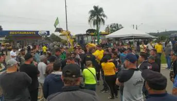 Caminhoneiros fecham rodovias contra resultado das urnas após derrota de Bolsonaro