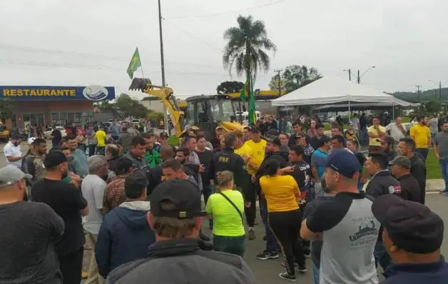 Caminhoneiros fecham rodovias contra resultado das urnas após derrota de Bolsonaro