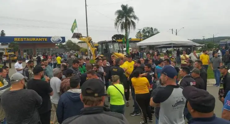 Caminhoneiros fecham rodovias contra resultado das urnas após derrota de Bolsonaro