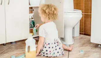 Campanha alerta sobre riscos de acidentes com produtos cáusticos, que atingem principalmente crianças