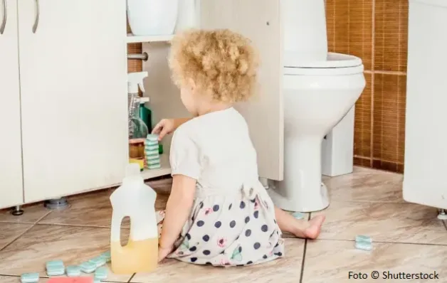Campanha alerta sobre riscos de acidentes com produtos cáusticos, que atingem principalmente crianças