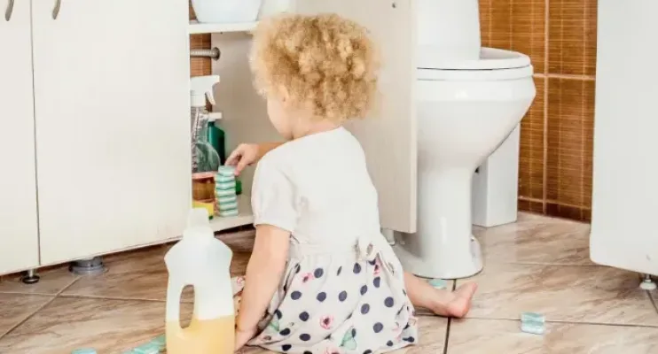 Campanha alerta sobre riscos de acidentes com produtos cáusticos, que atingem principalmente crianças