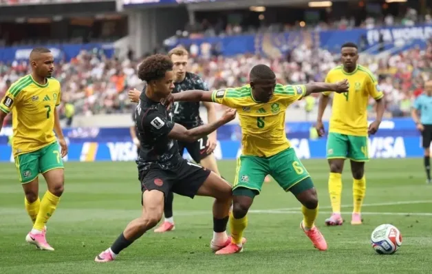 Canadá vence África do Sul nos acréscimos e vai às oitavas da Copa do Mundo