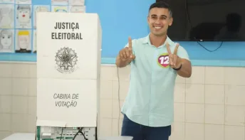 Candidato a prefeito da Serra Weverson vota acompanhado de Gracimeri, sua vice, e de Vidigal