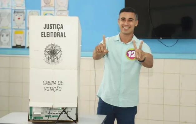 Candidato a prefeito da Serra Weverson vota acompanhado de Gracimeri, sua vice, e de Vidigal