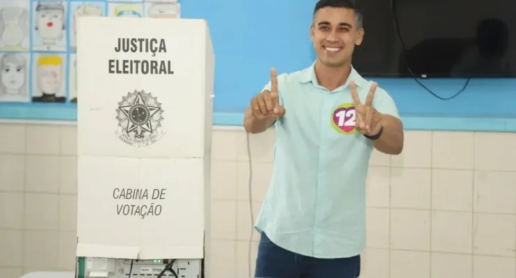 Candidato a prefeito da Serra Weverson vota acompanhado de Gracimeri, sua vice, e de Vidigal