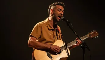 Cantor e compositor Douglas Lopes apresenta o show “A Fogueira” na Casa da Música Sônia Cabral