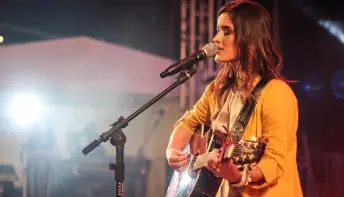Cantora capixaba Camila Gabriel desponta no cenário do sertanejo pop nacional