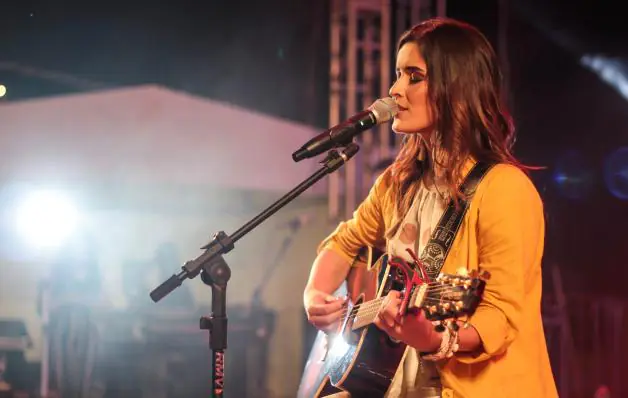 Cantora capixaba Camila Gabriel desponta no cenário do sertanejo pop nacional