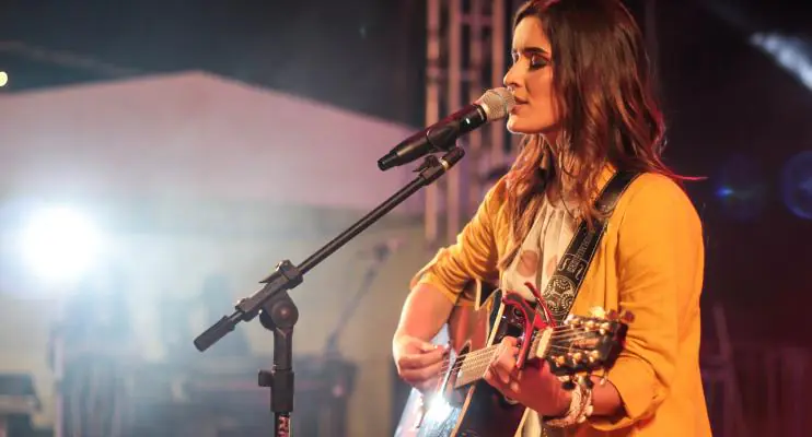 Cantora capixaba Camila Gabriel desponta no cenário do sertanejo pop nacional