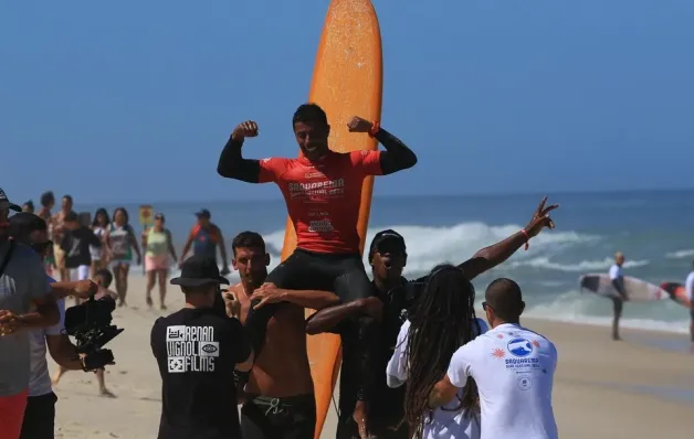 Capixaba conquista título de campeão no Circuito Sul-Americano de Surf