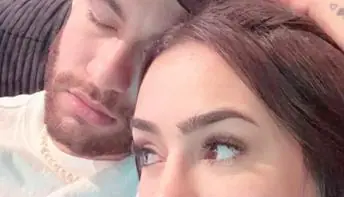 Neymar posa com Bruna Biancardi, que diz: ‘Encosta e dorme, nunca vi tanta facilidade’