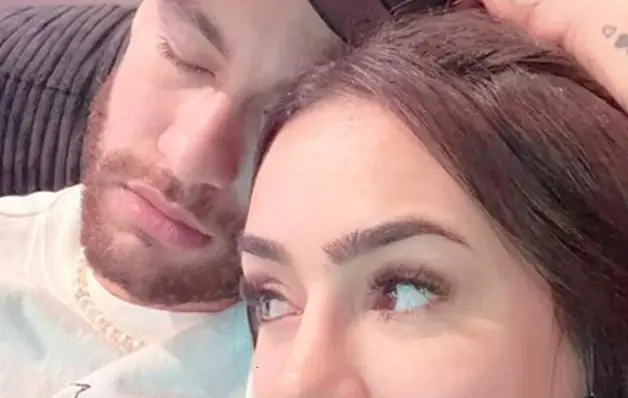 Neymar posa com Bruna Biancardi, que diz: ‘Encosta e dorme, nunca vi tanta facilidade’