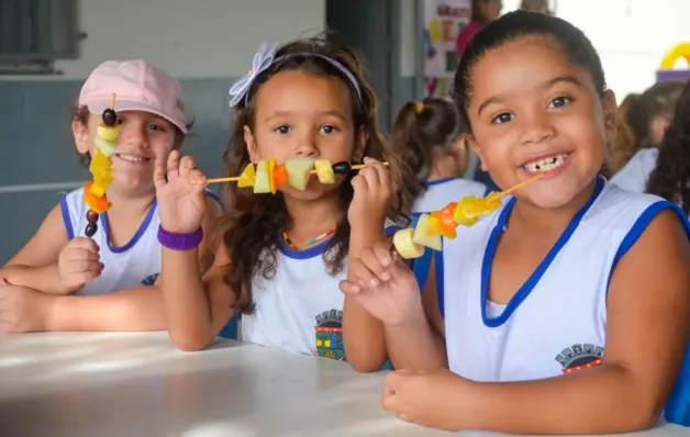 Cardápio especial na Semana das Crianças leva sabor e diversão às escolas de Linhares