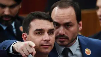 Carlos e Flávio disputam poder na comunicação da pré-campanha de Bolsonaro