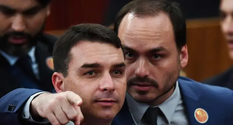 Carlos e Flávio disputam poder na comunicação da pré-campanha de Bolsonaro