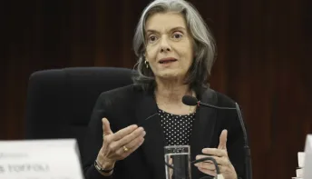 Cármen assume TSE, exalta Moraes, critica ódio e promete combater mentiras