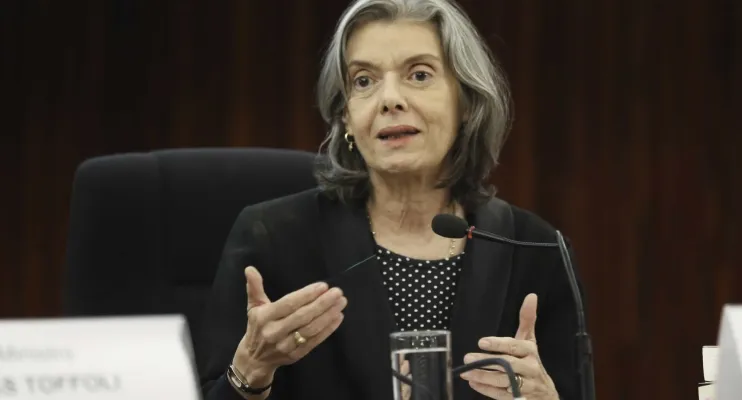 Cármen assume TSE, exalta Moraes, critica ódio e promete combater mentiras