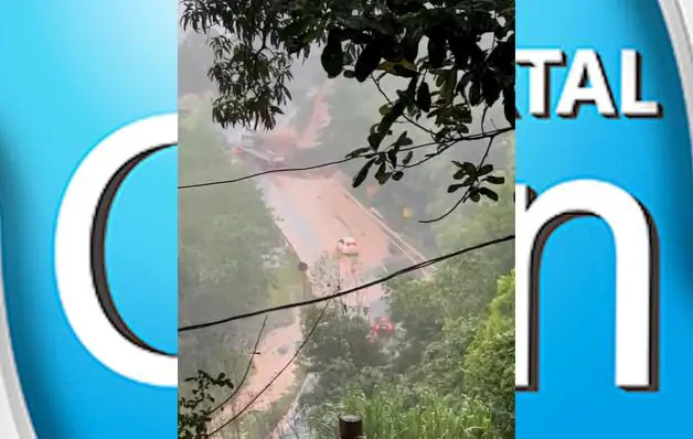 Vídeo: Carreta é atingida por deslizamento causada pela chuva na BR 101 em Pedro Canário